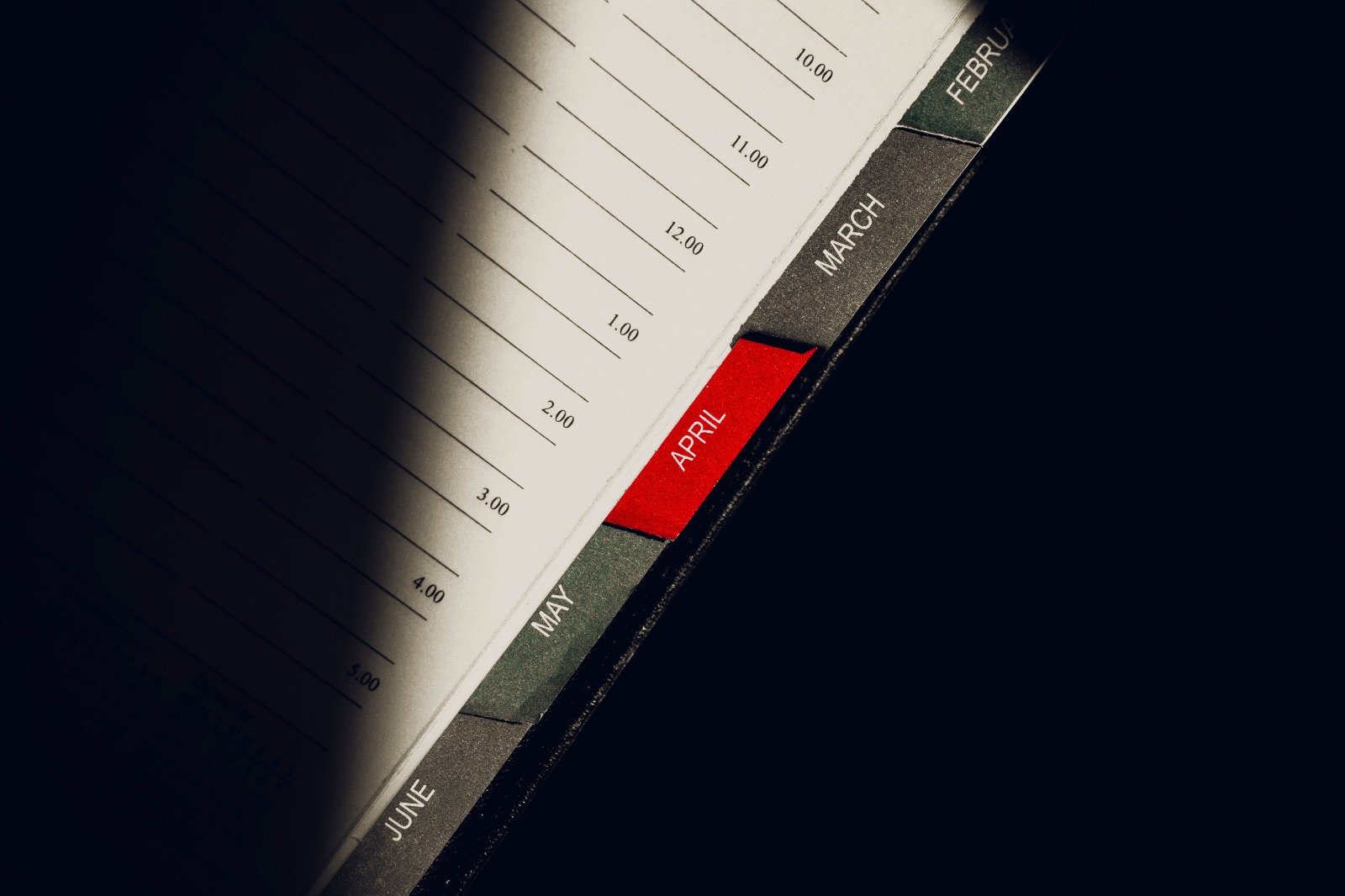 Agenda met Engels opschrift tegen zwarte achtergrond.